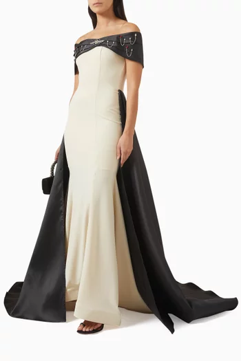 فستان طويل بأكتاف مكشوفة وتطريزات