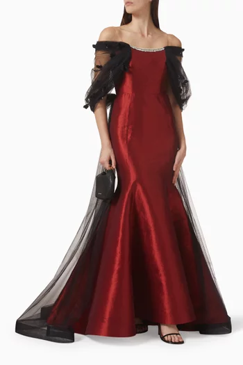 فستان سهرة بأكتاف مكشوفة وكاب