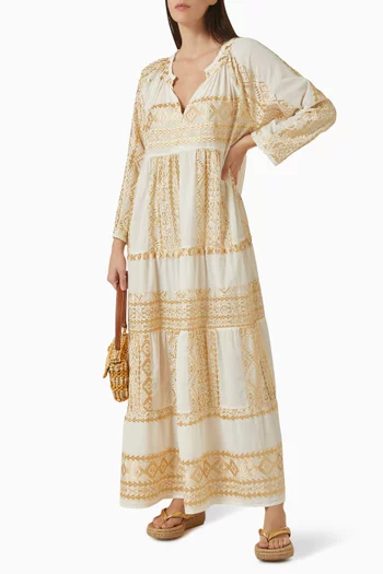 فستان بأكتاف مكشوفة مزين بتطريزات كتان