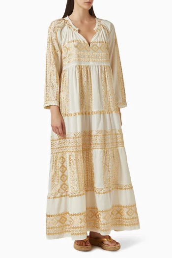 فستان بأكتاف مكشوفة مزين بتطريزات كتان