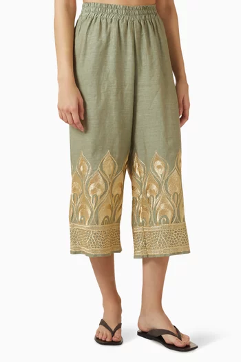 بنطال بقصة قصيرة وتطريزات