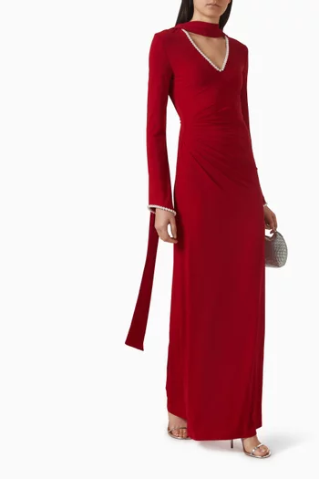 فستان بوشاح وطيّات مزين بتطريزات باللؤلؤ