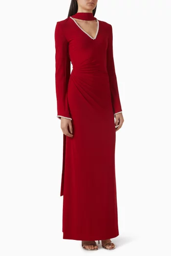 فستان بوشاح وطيّات مزين بتطريزات باللؤلؤ