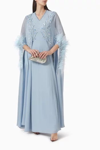 قفطان بأشرطة مزينة بالريش