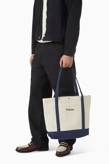 حقيبة يد مطرزة بشعار الماركة