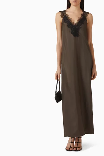 فستان بفتحة رقبة دانتيل على شكل حرف V حرير