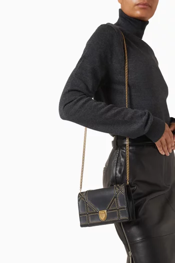 حقيبة صغيرة ديوراما بسلسلة وحلي معدنية جلد عجل