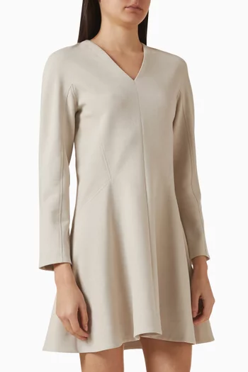 فستان قصير بفتحة رقبة على شكل حرف V‏