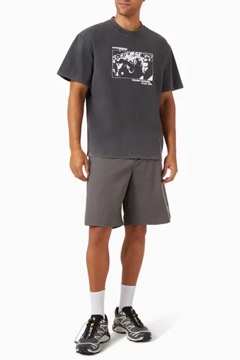 شورت شيبل إند بطيات أمونغست فيو × امبرو