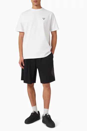 تي شيرت بشعار الماركة وقلب قطن