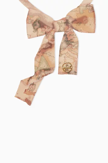 بلوزة بطبعة عقد