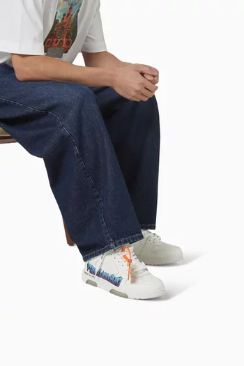 سنيكرز أوت أوف أوفيس بطبعة فنية بعبارة 'For Walking' جلد