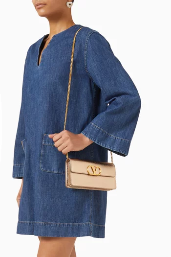 حقيبة صغيرة بشعار V وسلسلة جلد لامع