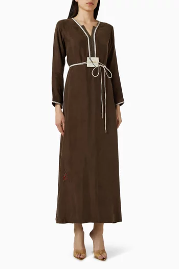 قفطان بحزام حرير بلون باهت