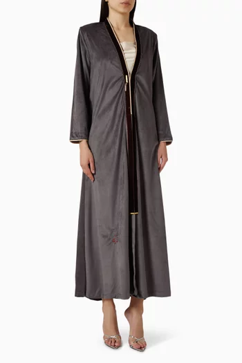 عباية مزينة بتطريزات مخمل