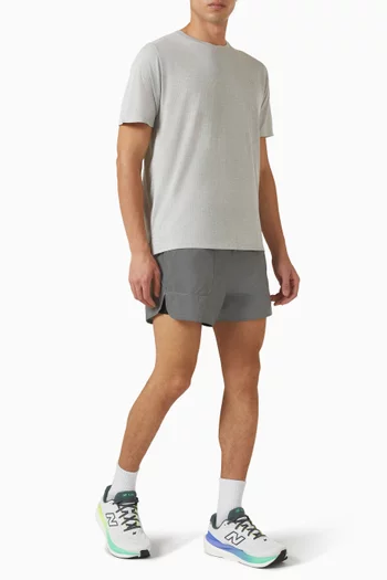 تي شيرت رياضي بشعار الماركة