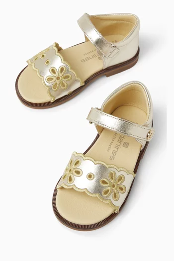 صندل مزين بزهور مفرغة