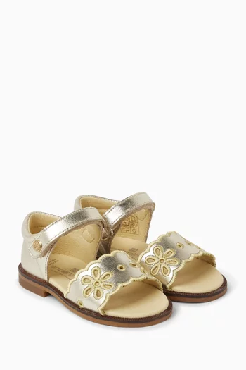 صندل مزين بزهور مفرغة