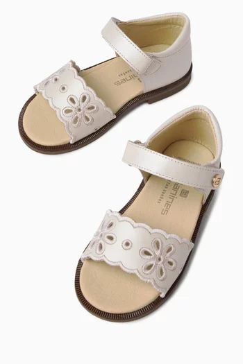 صندل مزين بزهور وفتحات