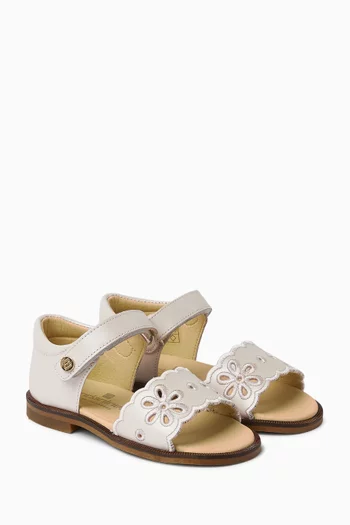 صندل مزين بزهور وفتحات