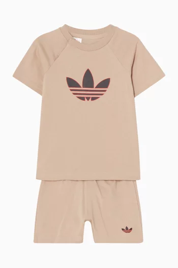 طقم تي شيرت وشورت بشعار الماركة قطن