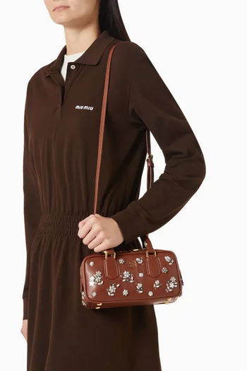 حقيبة أركادي بيد علوية مزينة بتطريزات جلد نابا