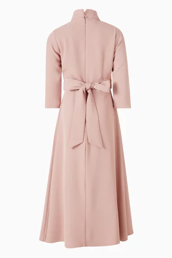 فستان بقصة واسعة وياقة مطرزة