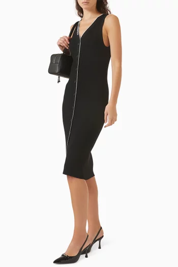 فستان متوسط الطول ومطرز بشعار الماركة قماش منسوج