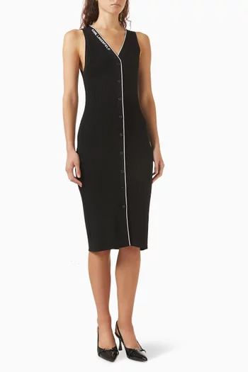 فستان متوسط الطول ومطرز بشعار الماركة قماش منسوج