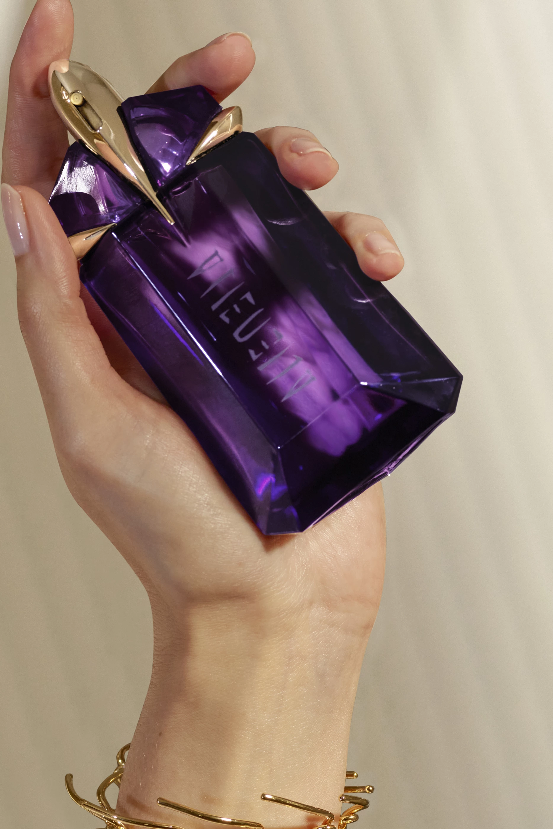 Buy MUGLER Colourless Alien Eau de Parfum Refillable Spray 90ml For Women Online Ounass Oman
