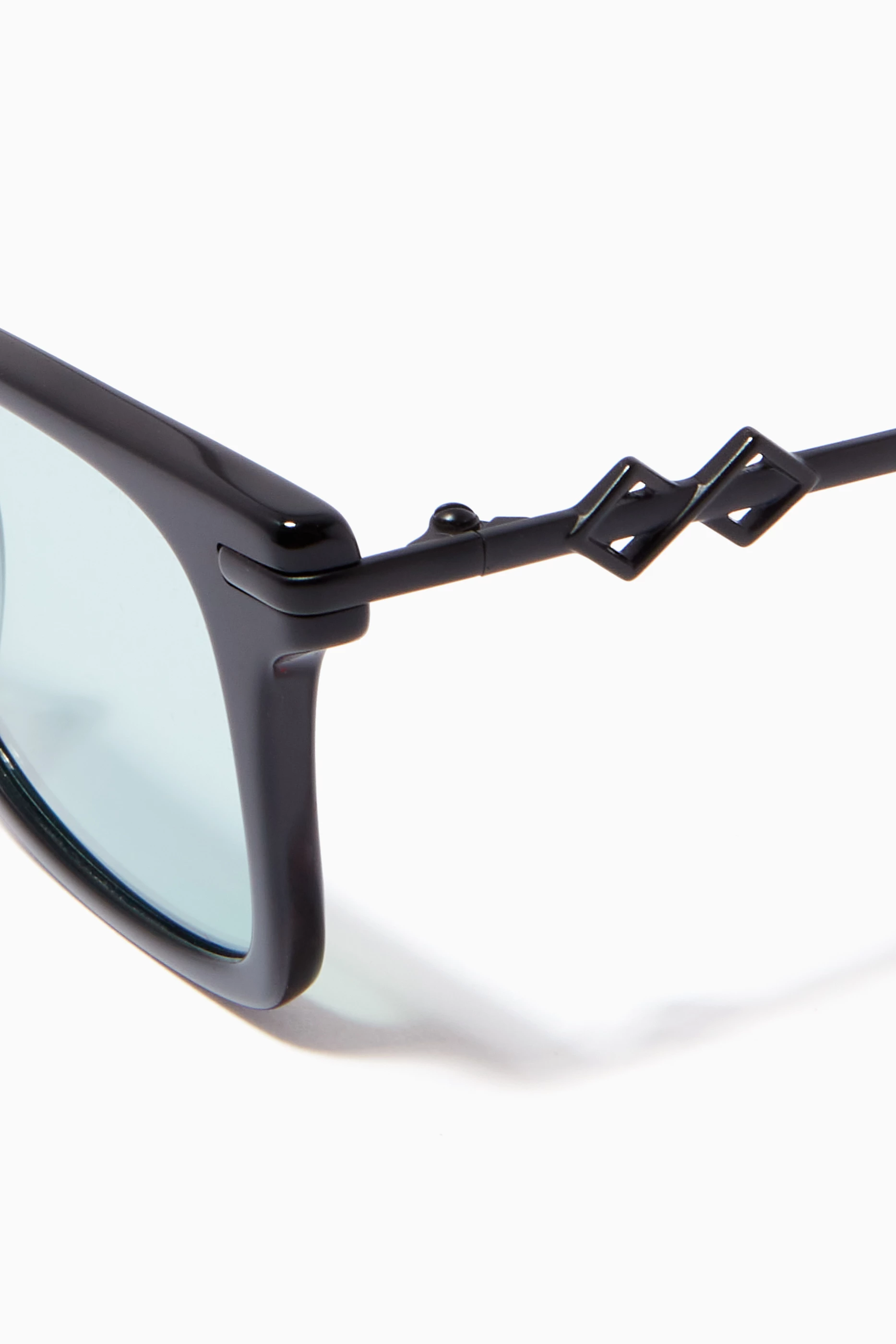 Karen Wazen Harper 2.0 Sunglasses Women’s Size
WIDTH 14.2 CM Lens Size 5.0 CM NOW LIVE: The new Harper sunglasses ???? Available in  main image 3