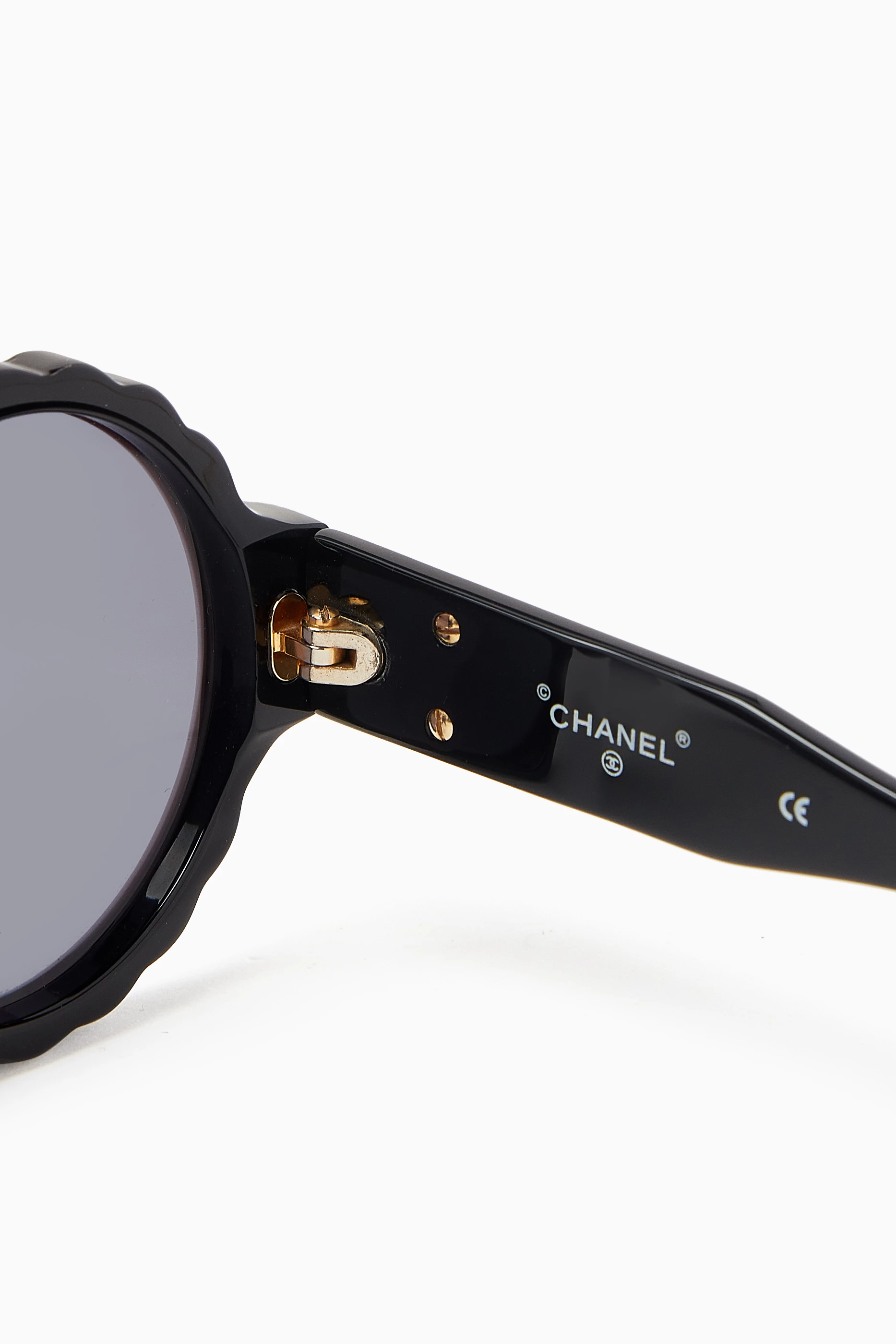 Buy Chanel Pre-Loved White Unused Round Black Sunglasses  display picture 3